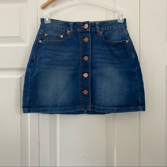 No Boundaries Junior’s Dark Denim Button Up Mini Skirt - Picture 1 of 8
